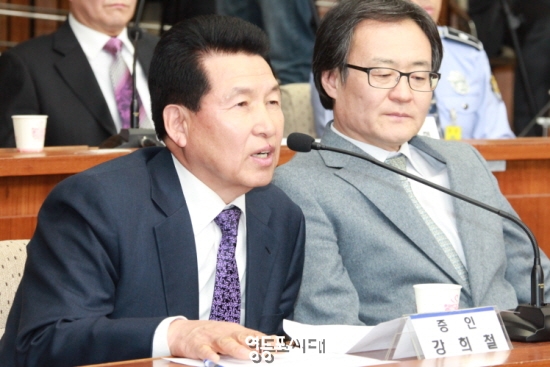 진선미 의원의 질의에 “그걸 일일이 다 기억해야 됩니까”라는 답변과 충청 총리 호남의원 질의 등 수준 이하의 답변과 태도를 보인 이완구 총리후보자 친구 강희철 회장(사진 왼쪽) ⓒ안영혁기자 