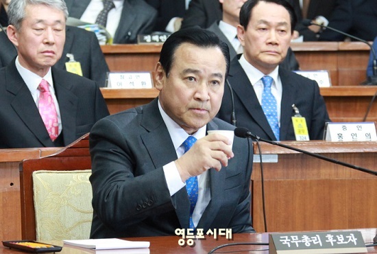 부동산 투기 차남의 건강보험 수해 등 도덕성을 추궁받은 이완구 국무총리 후보자가 물컵을 들고 있다. ⓒ안영혁 기자