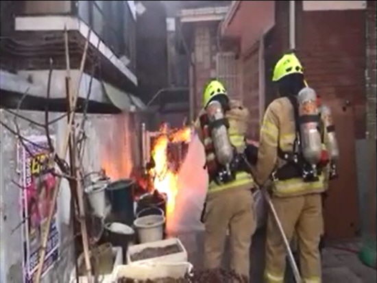 영등포 소방대원들이 신길동 주택 거실에서 발생한 화재를 진압하고 있다. &copy;영등포소방서 