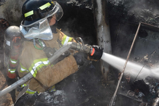 신길동에 정차중인 탑차량 화물칸에서 발생한 화재를 영등포 소방대원들이 진압하고 있다. &copy;영등포소방서 