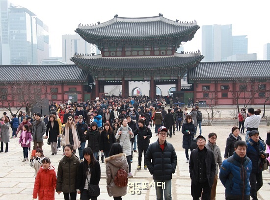 설을 맞이하여 무료 개방된 경복궁을 찾은 관람객이 근정전을 지나고 있다.