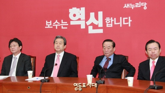 새누리당 최고위원회의에 참석한 유승민 원내대표(오른쪽부터), 김무성 대표, 서청원, 이인제 최고위원이 심각한 표정으로 발언을 듣고 있다.  &copy;안영혁 기자 