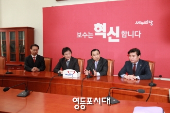 국회를 방문한 이완구 국무총리(오른쪽에서 두 번째)가 새누리당 조해진 원내수석부대표, 유승민 원내대표, 원유철 정책의장과 환담을 하고 있다. &copy;안영혁 기자 