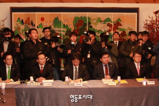 당·정·청 정책조정협의에 참석한 유승민 원내대표(가운데)와 원유철 정책의장(왼쪽에서 두 번째)   &copy;안영혁 기자