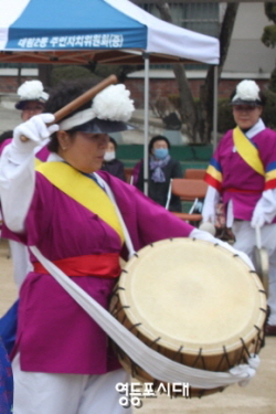 영림초학교 운동장에서 펼쳐진 대림2동 척사대회에 북소리가 울려 퍼지고 있다.