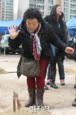 문래동 척사대회에 참석한 주민이 윷놀이 삼매경에 빠져있다.