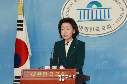 “야당의  정무특보 비판은 이중 잣대다”고 주장하고 있는 권은희 대변인 &copy;안영혁 기자 