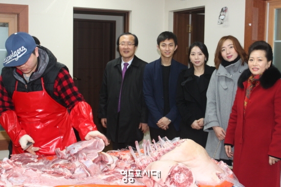 구립문래 제1경로당 정기총회에 사용될 돼지를 손질하고 있다. (사진 오른쪽이 이화용 총재)