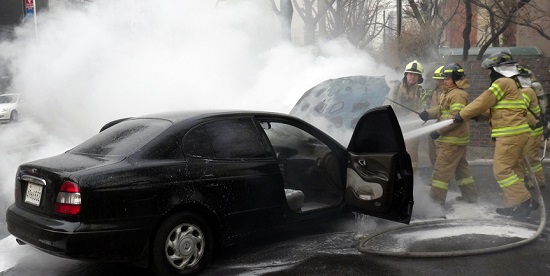 영등포소방대원들이 출동해 주행 중인 차량에서 발생한 화재를 진압하고 있다. Ⓒ영등포소방서 