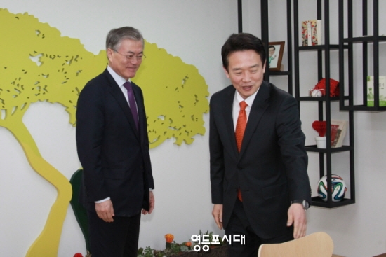 남경필 경기도지사가 경기도 현안 간담회 참석한 새정치민주연합 문재인 대표에게 자리를 권하고 있다. ©안영혁 기자 