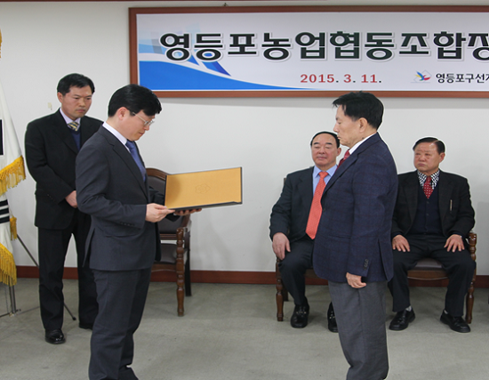 영등포구 선거관리위원회 김홍준 위원장이 이정택 영등포농업협동조합장 당선자에게 당선증을 전달하고 있다. &copy;영등포구선거관리위원회