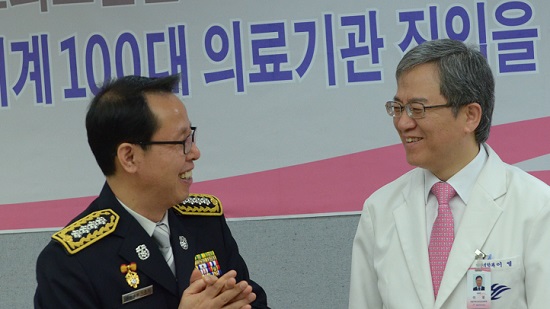 영등포소방서 이홍섭 서장이 강남성심병원과 MOU 체결 후 관계자와 인사말을 나누고 있다. Ⓒ영등포소방서