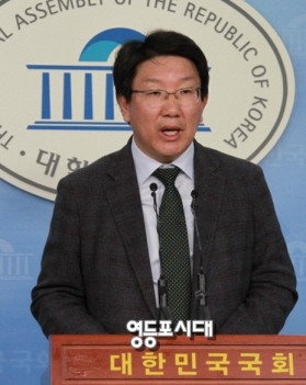 친 이명박 계인 권성동 의원은 23일 기자회견을 열고 MB 정부 실세들에 대한 증인 신청은 “망신주기식이라며 수용할 수 없다.