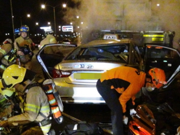 영등포 소방대원들이 사고현장에 출동해 인명 구조 및 화재를 진압하고 있다. &copy;영등포소방서 