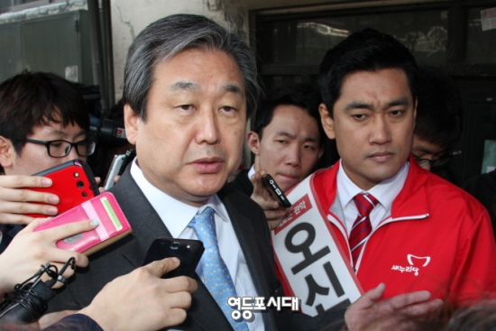 관악을 오신환 후보 지원에 나선 김무성 대표가 기자들의 질문에 답변하고 있다. &copy;안영혁 기자 