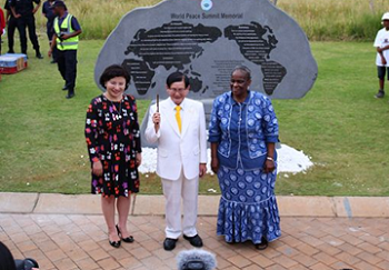 지난달 28일 진행된 남아공 바포켕 왕국의 평화축제에 참석한 이만희  하늘문화세계평화광복 대표(사진 가운데) Ⓒ