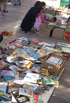 4.11~11월 매주 토요일 서울도서관 앞에서 중고책 장터인 ‘한 평 시민 책시장’이 운영된다.