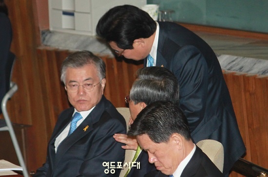 새정치민주연합 문재인 대표가 전병헌 최고위원과 본회의 시작에 앞서 대화를 나누고 있다. Ⓒ박강열 