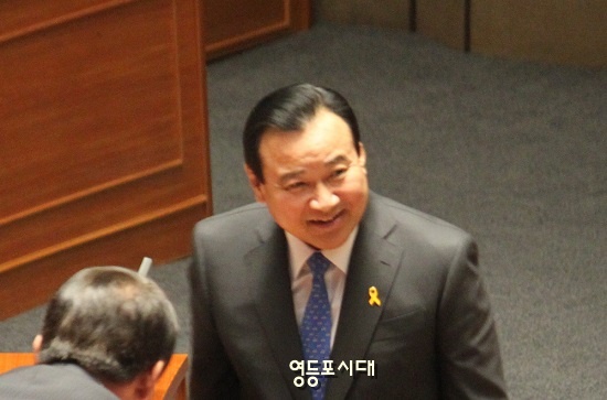 이완구 국무총리가 13일 국회 본 회의장에 입장하는 새누리당 의원과 반갑게 인사를 나누고 있다. Ⓒ박강열 