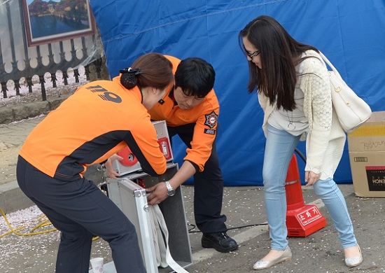 13일 오후 여의도 봄꽃축제장에서 영등포소방 대원들이 시민을 대상으로 안전체험교육 실시하고 있다. Ⓒ영등포소방서
