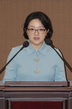 이혜경 서울시 의원이 5분 자유발언을 통해 “대체도로건설을 통해 서울역 고가 공원화를 해도 늦지 않다.”고 주장하고 있다. &copy;서울시의회 