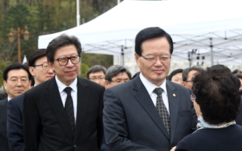 제55주년 4.19혁명 기념식에 참석한 정의화 국회의장(사진 앞쪽)과 박형준 국회사무총장 &copy;국회