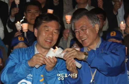 문재인 대표가 관악청소년회관 앞에서 열린 ‘정권교체 불씨 지킴이 72시간 연속유세’에 참석해 정태호 후보에게 ‘정권교체’ 불씨 붙여주고 있다. Ⓒ박강열