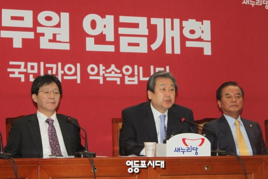 29일 김무성 대표(사진 가운데)가 국회에서 열린 최고중진연석회의에서 선거운동 기간 중 힘 있는 여당 후보와 지역 발전을 강조해 왔다고 밝히고 있다. &copy;박강 열