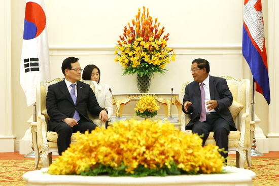 정의화 국회의장(사진 오른쪽)이 캄보디아 훈센 총리와 회담을 하고 있다.  &copy;국회 