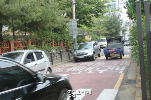 5월 11일(월) 오전 자동차들이 양방향으로 달리고 있는 영중초등학교 후문 앞 어린이보호구역 &copy;영등포시대