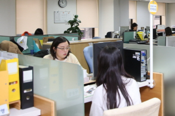 ‘서울 일자리플러스센터’를 찾은 청년구직자와 상담을 하고 있다. &copy;서울시