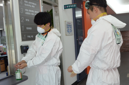 영등포소방서는 119구급대원에 대한 격리 등 행동요령에 대한 교육을 했다. &copy;영등포소방서  