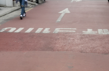 도로굴착 후 노상표기 안내글이 원상복구가 되지 않은 채 5월 29일까지 방치되어있던 어린이보호구역 당산2동 주민센터 앞 &copy;영등포시대 