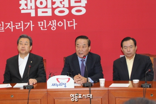 “박근혜 정부 내각에 위기관리를 할 인물이 보이지 않은 것이 문제다”며 정부를 비판한 서청원 최고위원(사진 가운데)&copy;영등포시대 