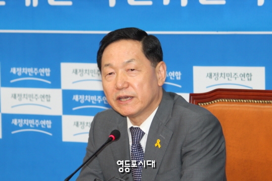 10일 국회에서 새정치민주연합 혁신위원을 발표하고 있는 김상곤 혁신위원장 &copy;영등포시대