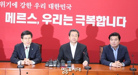 황교안 국무총리(사진 왼쪽)가 19일 오전 국회 새누리당 대표실을 방문해 인사말을 하고 있다. 