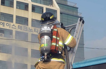 영등포구 문래동 사출작업 중 발생한 화재를 영등포 소방대원들이 진압하고 있다. Ⓒ영등포소방서