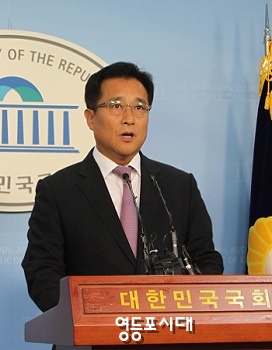 22일 오전 국회의장비서실 이수원 정무특보가 국회 기자실에서 겸직에 대한 국회의장의 입장을 발표하고 있다 ⓒ영등포시대