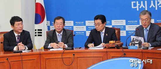 24일 국회에서 열린 새정치민주연합 최고위원회의에 참석한 최재성 사무총장(사진 왼쪽)이 문재인 대표(사진 오른쪽)의 발언을 듣고 있다. Ⓒ영등포시대