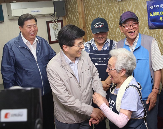 영등포구 무료급식소 ‘토마스의 집’에 방문 방문한 황교안 총리(사진 왼쪽에서 두 번째)와 조길형 영등포구청장(사진 왼쪽) Ⓒ영등포구