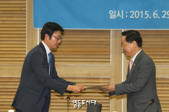 박도은 민보협 회장이 “새정치민주연합을 살리기 위한 민보협의 제안” 서를 김상곤 혁신위원장에게 전달하고 있다. &copy;영등포시대 