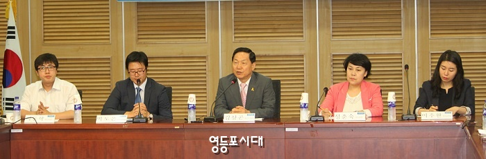 새정치민주연합 혁신위원회와 보좌진협의회가 개최한 간담회에 참석한 이동학 혁신위원, 박도은 보좌진협의회 회장, 김상권 혁신위원장, 정춘숙, 이주환 혁신위원(사진 왼쪽부터) 