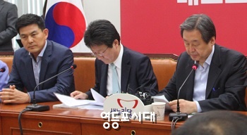  5월 25일 국회 새누리당 대표회의실에서 열린 최고위원회에 참석한 김태호 최고위원, 유승민 원내대표, 김무성 당대표(위 사진 왼쪽부터) Ⓒ영등포시대