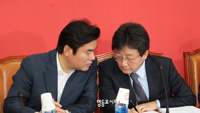 원내대표단 정책위원회 연석회의를 주재한 유승민 원내대표가 원유철 정책위의장과 귀속말을 나누고 있다. ⓒ영등포시대