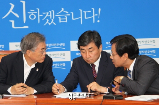 최고위원회가 진행되는 중 문재인 대표(사진 왼쪽)와 이종걸 원내대표(사진 가운데), 오영식 최고위원이(사진 오른쪽) 대화를 나누고 있다. &copy;영등포시대 