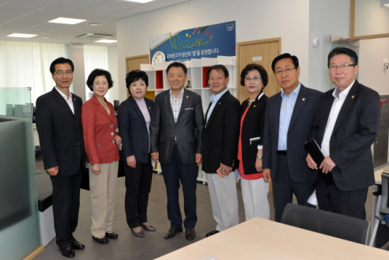 구립 여의디지털 도서관을 방문한 영등포구의회 행정위원회 위원(사진 왼쪽에서 네 번째 김용범 행정위원회 위원장) &copy;영등포구의회