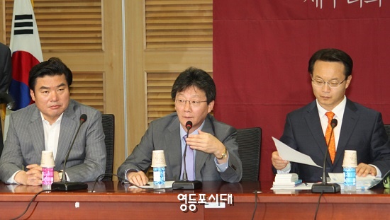 7일 국회 의원회관에서 열린 원대대표회의에서 추경의 타이밍을 강조하고 있는 유승민 새누리당 원내대표(가운데) ⓒ영등포시대