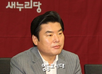 7월 7일 국회에서 열린 새누리당 정책연석회의에 참석해 참석자의 발언들 듣고 있는 원유철 의원 Ⓒ영등포시대 