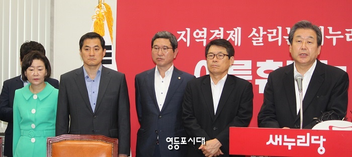 이날 김무성 대표(사진 오른쪽) 취임 1주년 기자회견에는 이군헌 사무총장, 김학용 비서실장, 박대출, 권은희 대변인이 참석했다.(사진 오른쪽부터 왼쪽방향으로) Ⓒ영등포시대