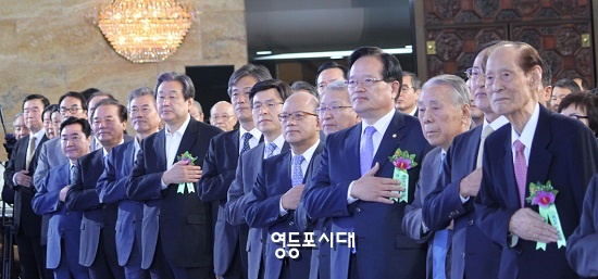 제67회 제헌절 경축식에 참석한 이만섭 전 국회의장(사진 오른쪽), 정의화 국회의장 등이 국기에 대한 경례를 하고 있다. ⓒ영등포시대